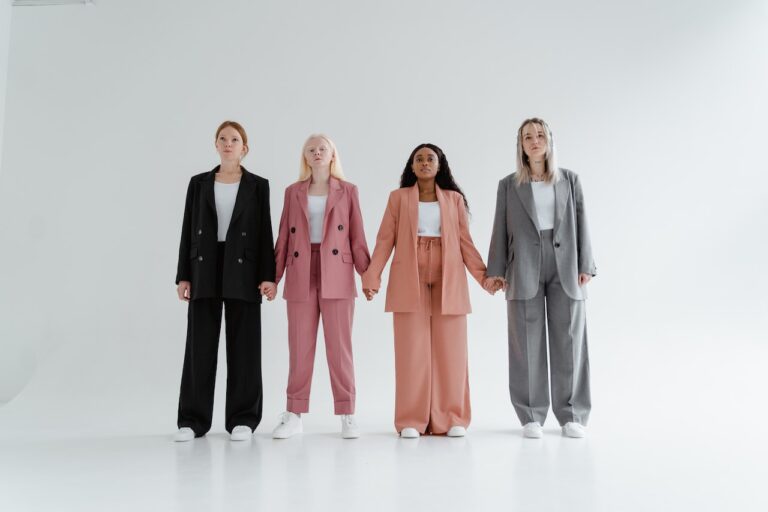 Femme en pantalons baggy