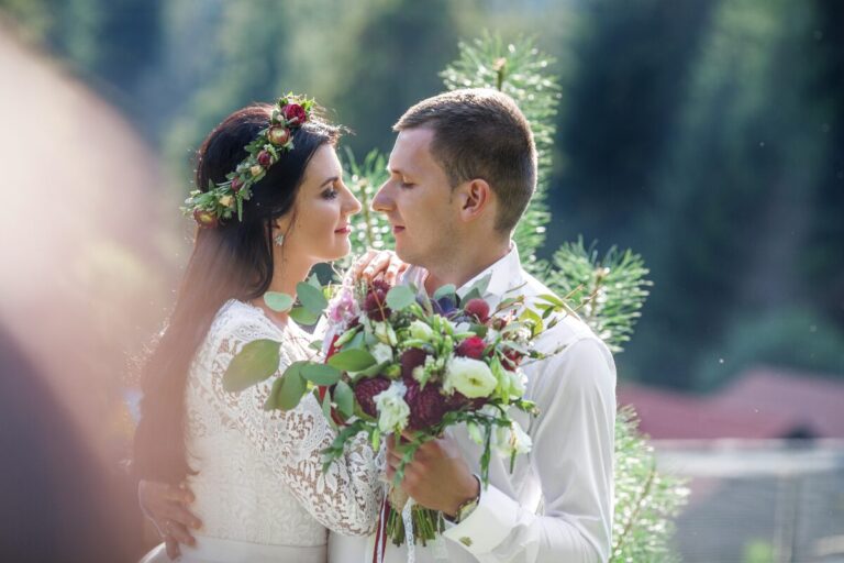 couple-qui-sembrasse-lors-dun-mariage-boheme