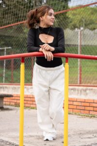 Femme portant un pantalon en gaze de coton beige avec un haut léger